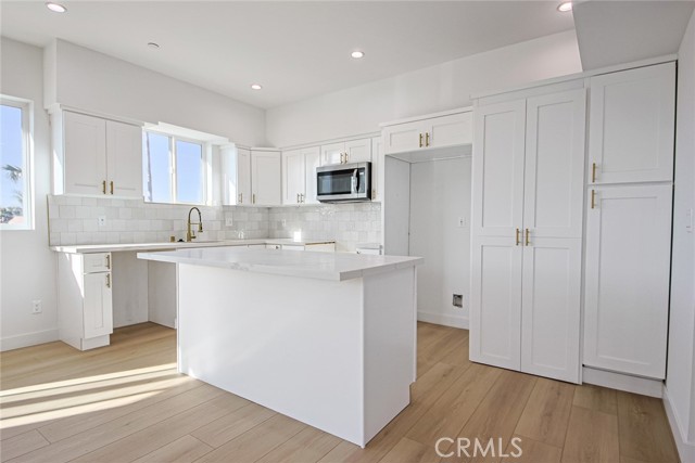 2402 S Cochran Avenue, Los Angeles CA: https://media.crmls.org/medias/ad1e1bdd-9ef4-437d-a54c-be4010a57336.jpg