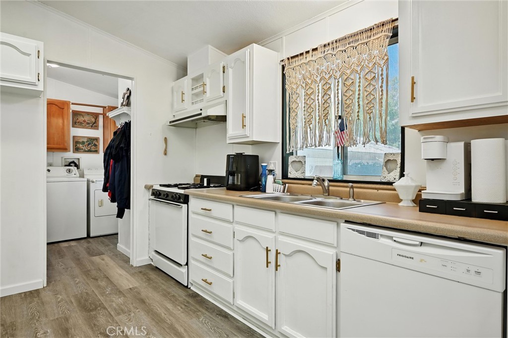 https://media.crmls.org/medias/ad1f4edc-a801-4ed8-b8da-365f34600d82.jpg?preset=X-Large