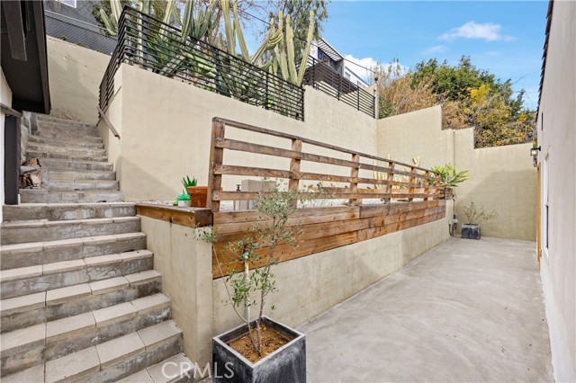 Detail Gallery Image 4 of 8 For 2211 Hyperion Ave, Los Angeles,  CA 90027 - 2 Beds | 1 Baths