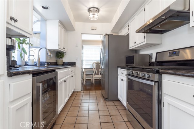 Detail Gallery Image 21 of 28 For 8006 Zelzah, Reseda,  CA 91335 - 4 Beds | 2 Baths