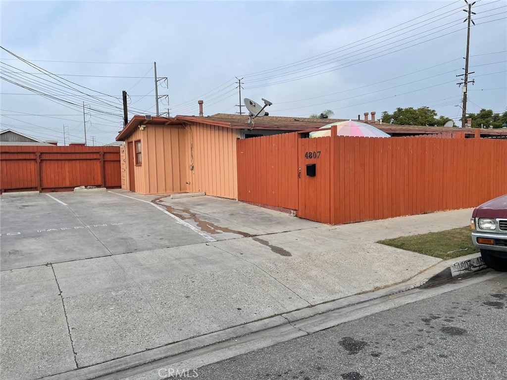 11525 Inglewood Avenue, Hawthorne, CA 90250
