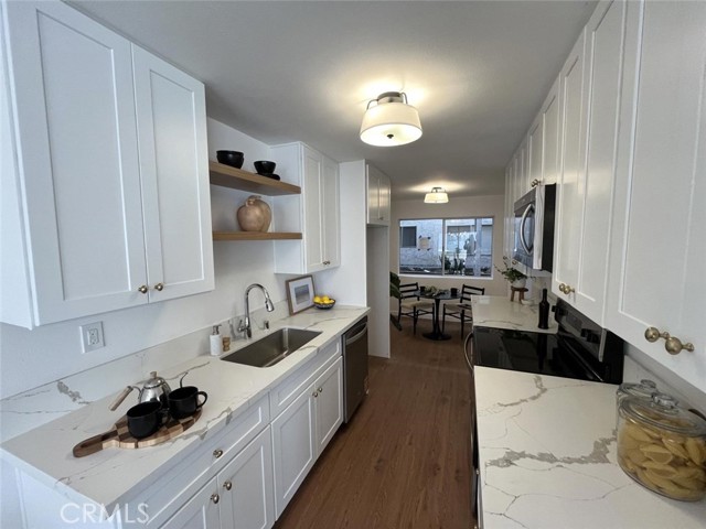 Detail Gallery Image 3 of 6 For 1021 12th St #102,  Santa Monica,  CA 90403 - 2 Beds | 2 Baths