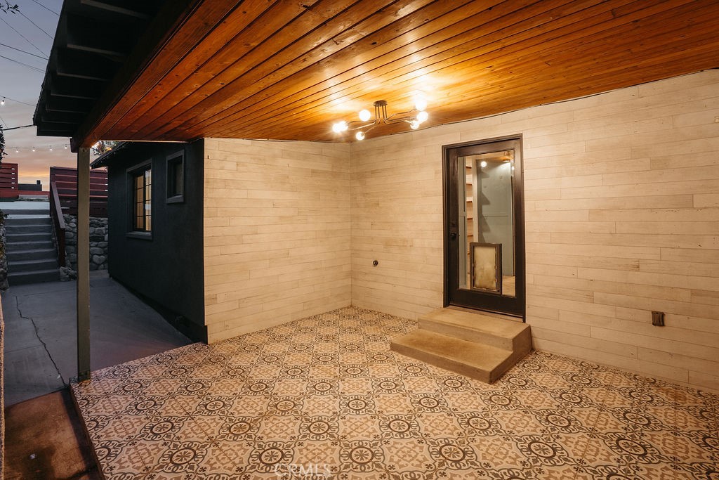 https://media.crmls.org/medias/ad2813ec-d90c-438e-8cf0-7b58a0d3a467.jpg?preset=X-Large