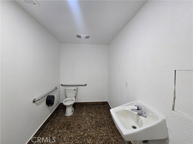Image 20 of 39 For 1448 Blackstone Avenue