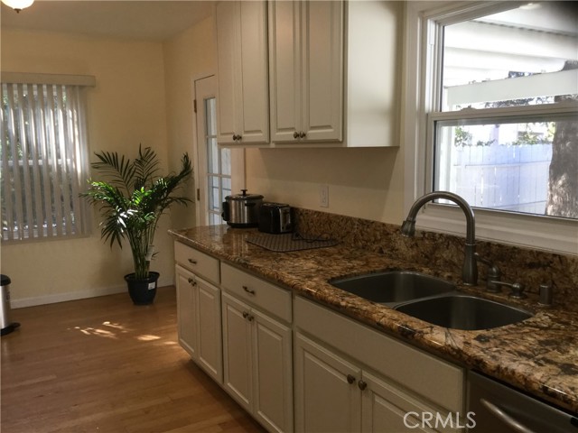 Detail Gallery Image 6 of 16 For 20957 Community St, Canoga Park,  CA 91304 - 3 Beds | 2 Baths
