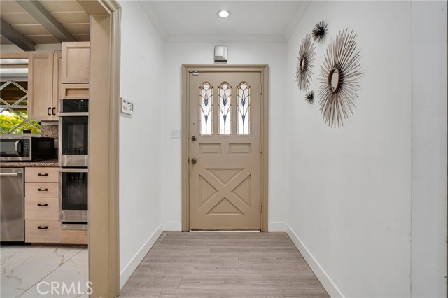 Detail Gallery Image 7 of 39 For 19710 Henshaw St, Woodland Hills,  CA 91364 - 4 Beds | 4 Baths