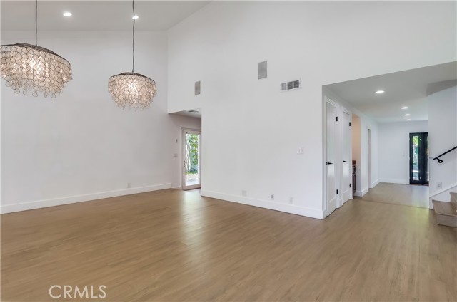 5528 Voletta Place, Valley Village CA: https://media.crmls.org/medias/ad3233aa-a6d1-40df-80b9-c7c60fc983e9.jpg