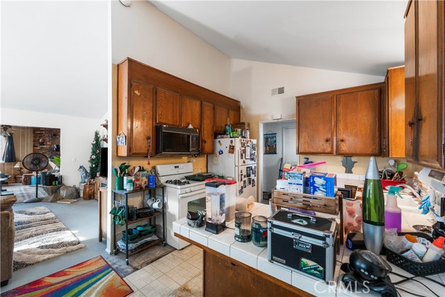 22038 Alamogordo Road, Saugus CA: https://media.crmls.org/medias/ad33c44a-58cc-4e40-aee9-80cb4a664fad.jpg