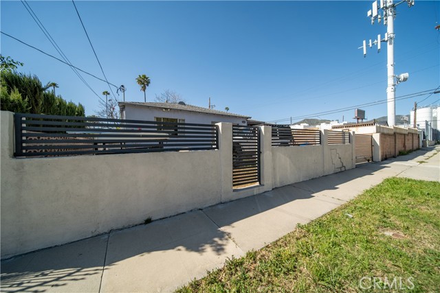 Detail Gallery Image 2 of 27 For 15625 La Mesa St, Sylmar,  CA 91342 - 2 Beds | 2 Baths