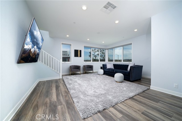 Detail Gallery Image 3 of 37 For 430 Transport, Tustin,  CA 92782 - 4 Beds | 3/1 Baths