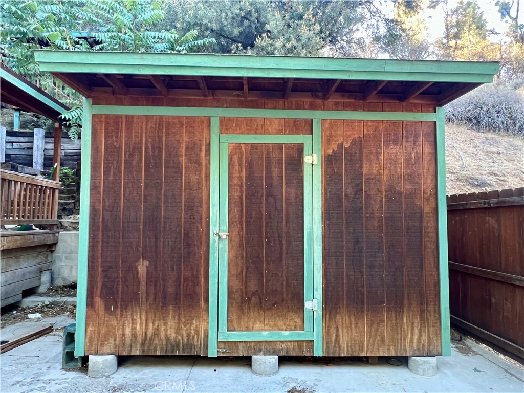 https://media.crmls.org/medias/ad39e1d1-2fc4-4568-97dc-46fe8f328ed5.jpg?preset=X-Large