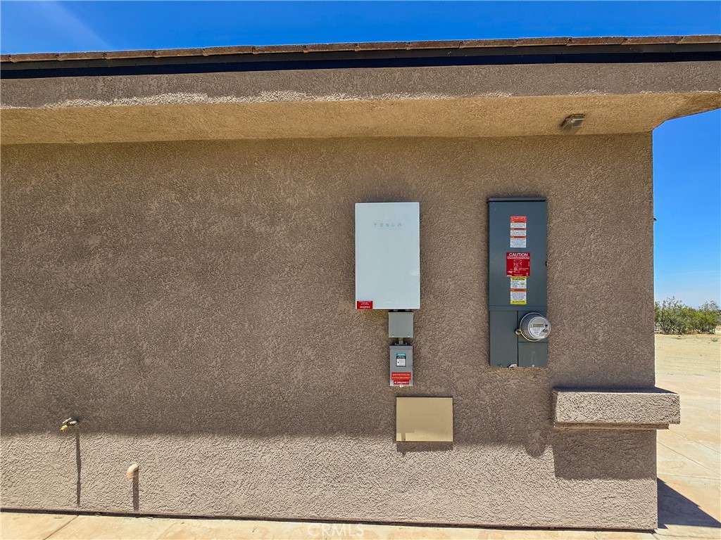https://media.crmls.org/medias/ad3b7bf8-ea6d-43d3-995d-6c6897850cb9.jpg?preset=X-Large
