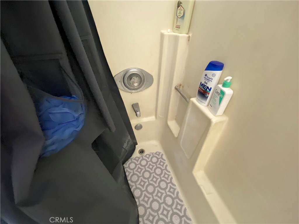 https://media.crmls.org/medias/ad40252a-d6fe-40da-89b2-8fa0f4e280eb.jpg?preset=X-Large