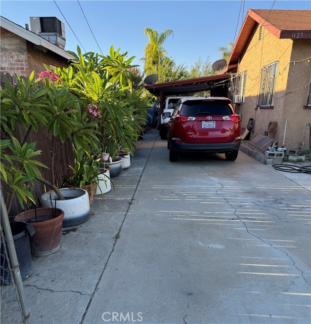 Large driveway, lots of parking.