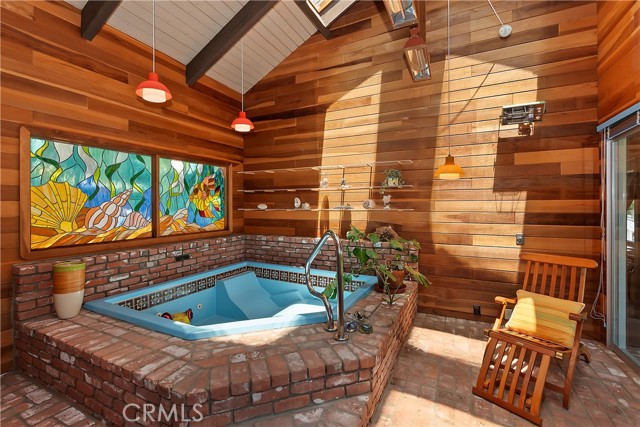 27280 Peninsula Drive, Lake Arrowhead CA: https://media.crmls.org/medias/ad44cbdd-4e6e-4f67-a60c-bc2df8b3f4aa.jpg