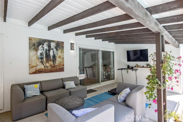 Detail Gallery Image 23 of 28 For 23818 Oxnard St, Woodland Hills,  CA 91367 - 3 Beds | 3 Baths