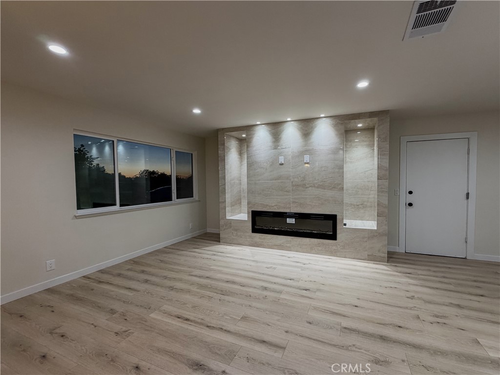 https://media.crmls.org/medias/ad4a21db-7ebf-44d7-95da-3201929f6b24.jpg?preset=X-Large