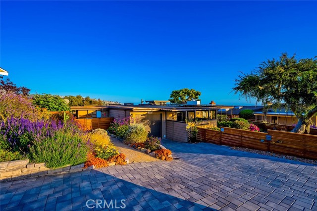 1687 Temple Hills Drive, Laguna Beach CA: https://media.crmls.org/medias/ad4ae791-d792-4db4-9195-ccd07a02459e.jpg