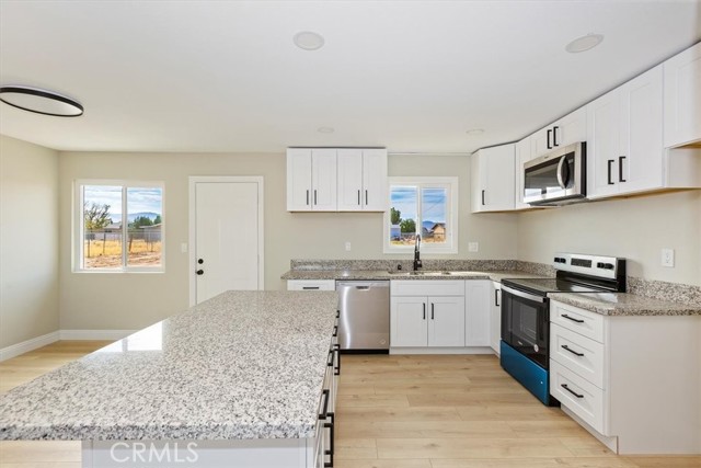 Detail Gallery Image 10 of 21 For 22161 Kayenta Rd, Apple Valley,  CA 92308 - 3 Beds | 2 Baths