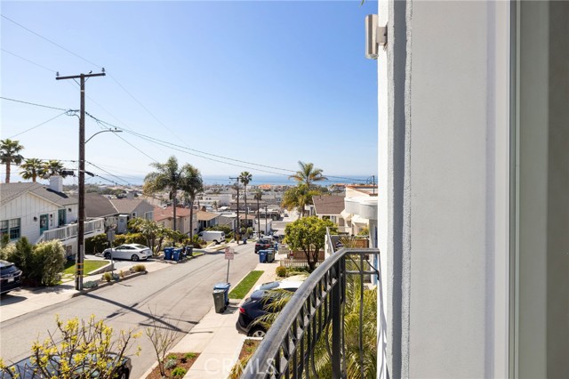 925 9th Street, Hermosa Beach, California 90254, 4 Bedrooms Bedrooms, ,2 BathroomsBathrooms,Residential,Sold,9th,SB22078927