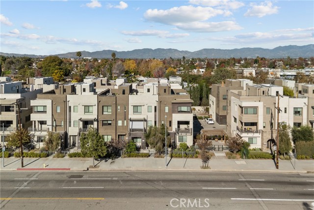 Detail Gallery Image 2 of 19 For 13135 W Lumina, Valley Glen,  CA 91401 - 3 Beds | 4 Baths