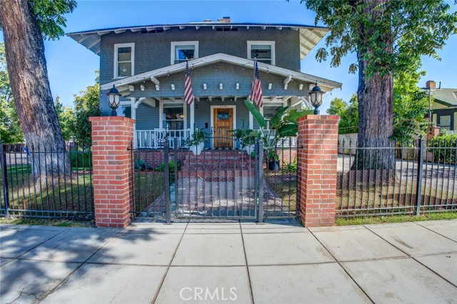 Detail Gallery Image 1 of 60 For 2124 20th St, Bakersfield,  CA 93301 - 4 Beds | 3/1 Baths