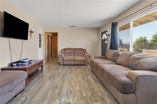 21822 Dotame Ave, Apple Valley CA: https://media.crmls.org/medias/ad561e3d-e582-44d3-9589-ff8432a599e8.jpg
