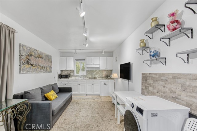 20200 Clark Street, Woodland Hills CA: https://media.crmls.org/medias/ad59e144-05f4-4146-ae7b-64a3ff550d90.jpg