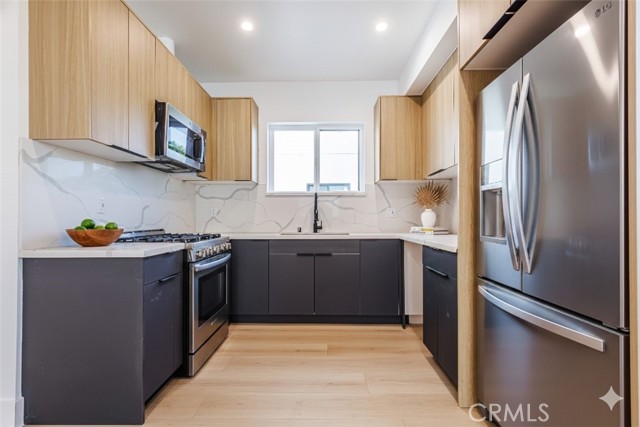 Detail Gallery Image 6 of 75 For 5209 W 20th, Los Angeles,  CA 90016 - – Beds | – Baths