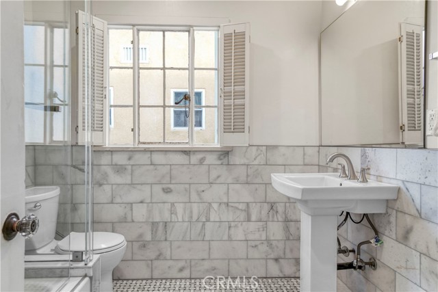 102 Bonito Avenue, Long Beach CA: https://media.crmls.org/medias/ad5e3c24-92e4-458f-a90a-0be2630c963f.jpg