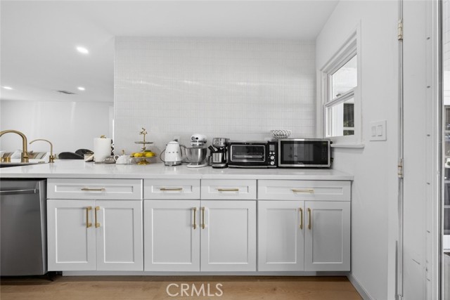 Detail Gallery Image 15 of 33 For 17007 Bassett St, Van Nuys,  CA 91406 - 4 Beds | 2 Baths