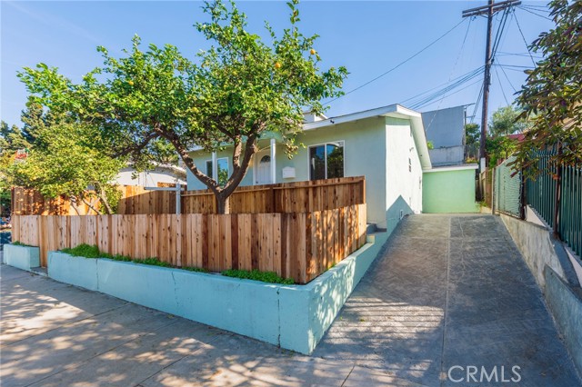 Detail Gallery Image 2 of 35 For 1680 S Rimpau Bld, Los Angeles,  CA 90019 - 2 Beds | 2 Baths