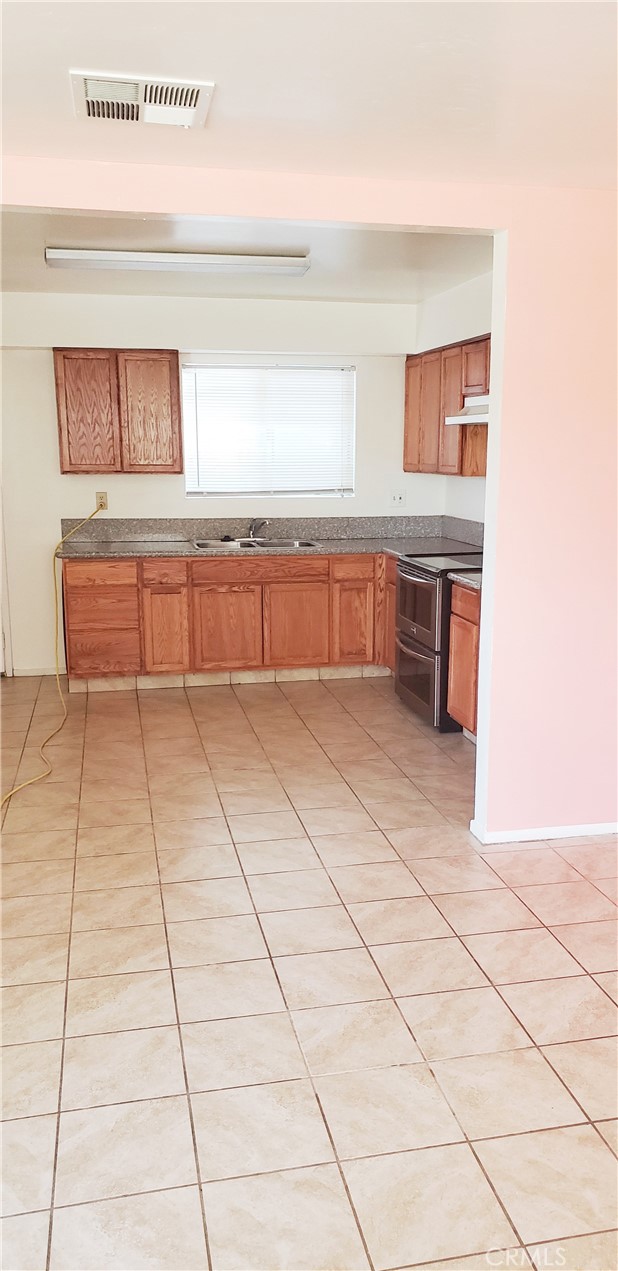 517 Lincoln Avenue, Bakersfield CA: https://media.crmls.org/medias/ad61dd7c-5b0c-420b-b8fa-81312f01cc58.jpg