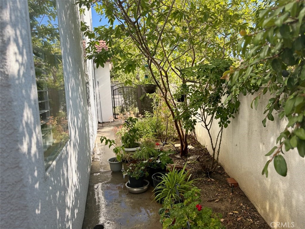 https://media.crmls.org/medias/ad6445bc-6b13-4ea7-8b90-db7dc2835a27.jpg?preset=X-Large