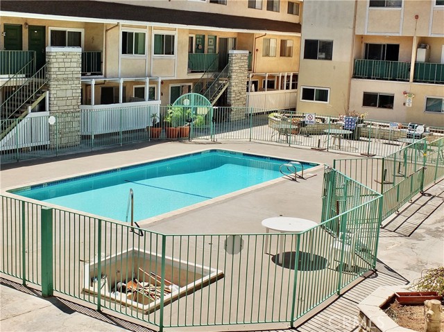 121 Sinclair Avenue, Glendale CA: https://media.crmls.org/medias/ad647f9a-bb65-4fbc-8c55-a4c0b80f383e.jpg