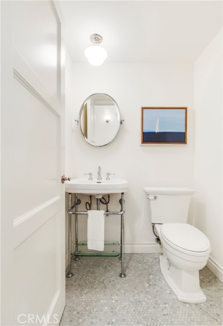 716 1/2 Iris Avenue, Corona del Mar CA: https://media.crmls.org/medias/ad68a945-63d1-4ca4-a789-a81860d47ac5.jpg