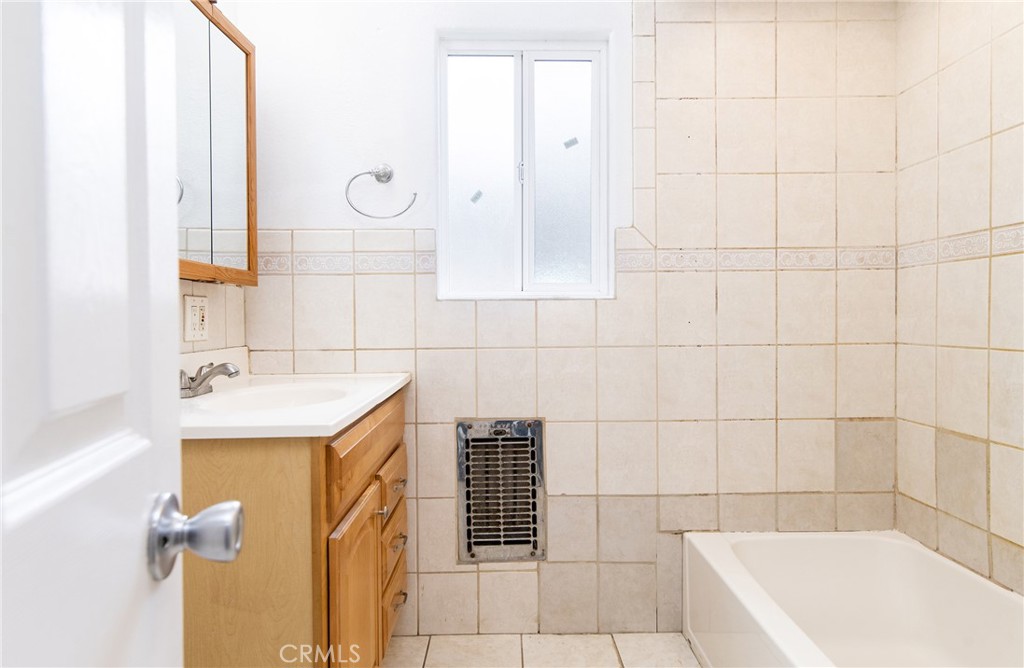 https://media.crmls.org/medias/ad6a0b4c-6860-48ea-b61c-9afe95ccaf02.jpg?preset=X-Large