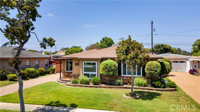 5215 E Monlaco Road, Long Beach CA: https://media.crmls.org/medias/ad6a2e42-ae2f-4520-bb50-96c9b69f4d1a.jpg