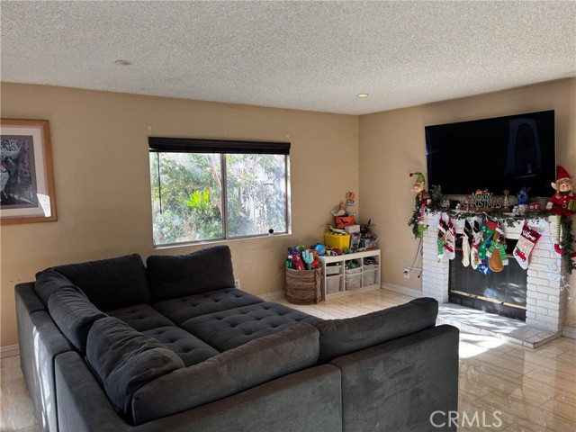 Detail Gallery Image 5 of 32 For 11545 Honeyglen, Pacoima,  CA 91331 - 3 Beds | 3 Baths