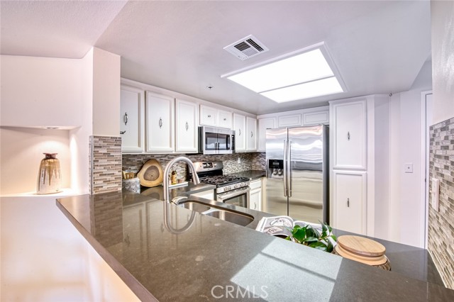 Detail Gallery Image 6 of 44 For 4755 Templeton St #2117,  Los Angeles,  CA 90032 - 2 Beds | 2 Baths