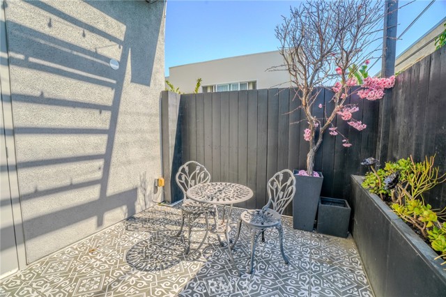 1011 N Orange Grove Avenue, West Hollywood CA: https://media.crmls.org/medias/ad6f339c-dccb-4ed7-9074-1e9808e297a5.jpg