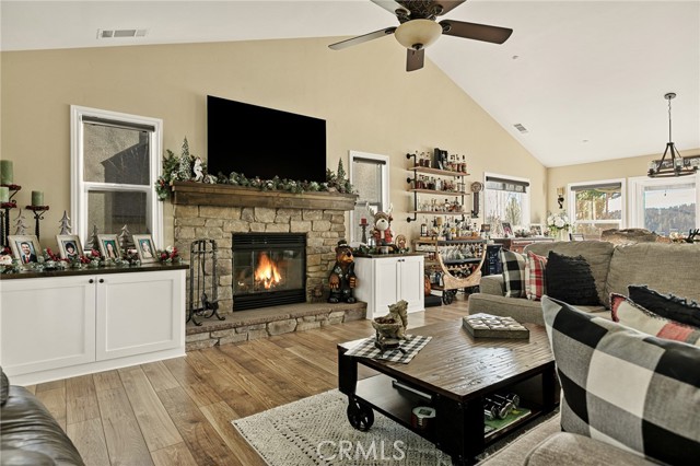 Detail Gallery Image 4 of 30 For 26680 Merced, Lake Arrowhead,  CA 92352 - 3 Beds | 2/1 Baths