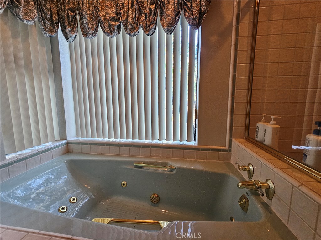 https://media.crmls.org/medias/ad7173e2-5124-4a27-b403-ac109f20d04b.jpg?preset=X-Large