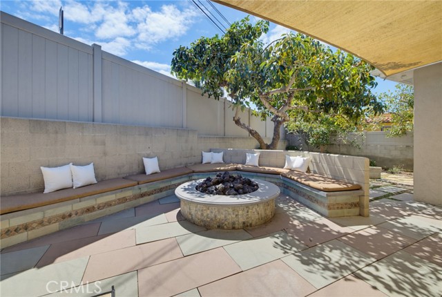 Gas fire pit with wrap around seating