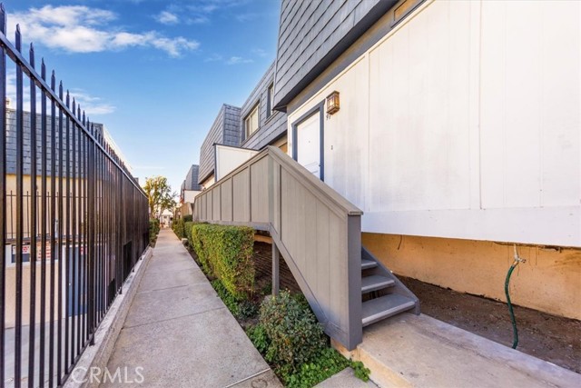 Detail Gallery Image 2 of 12 For 18550 Hatteras St #91,  Tarzana,  CA 91356 - 2 Beds | 2/1 Baths