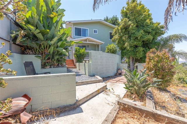 1320 Bush Street, San Diego CA: https://media.crmls.org/medias/ad77d566-3af3-4e9e-93a9-0dad9823fed3.jpg
