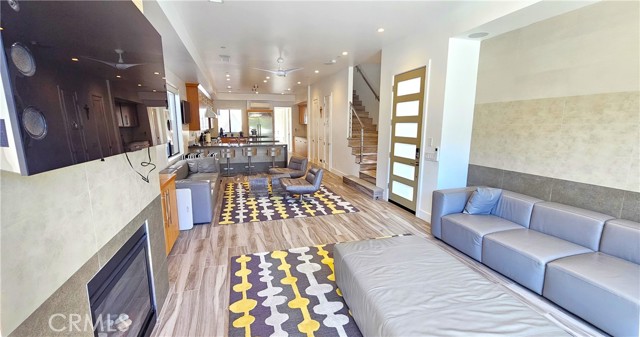 Detail Gallery Image 11 of 24 For 237 1st St, Huntington Beach,  CA 92648 - 4 Beds | 3/2 Baths