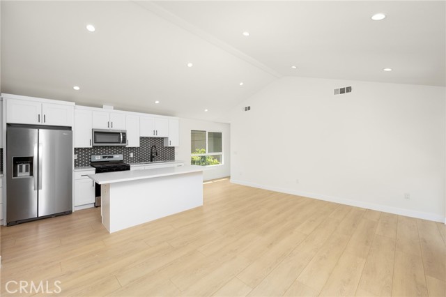 914 N Catalina Street, Burbank CA: https://media.crmls.org/medias/ad79dabc-e6e4-42d7-a550-cf4c2b95c975.jpg