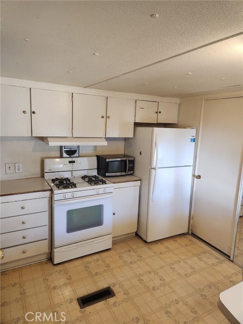 Detail Gallery Image 8 of 18 For 15940 Stoddard Wells Rd #30,  Victorville,  CA 92395 - 2 Beds | 1/1 Baths