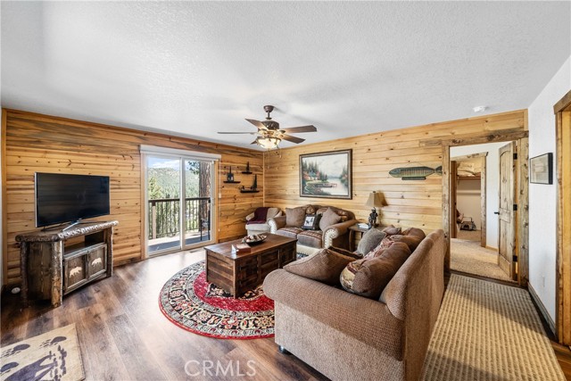 42728 Timberline Trail, Big Bear Lake CA: https://media.crmls.org/medias/ad7bf6e7-acbd-46b3-a818-d6ebc7db3417.jpg